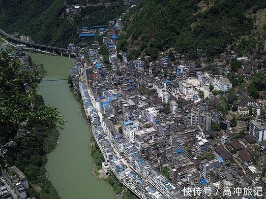 河岸|一座号称全国最窄的县城，所有建筑修在峡谷中河岸旁，看着很危险