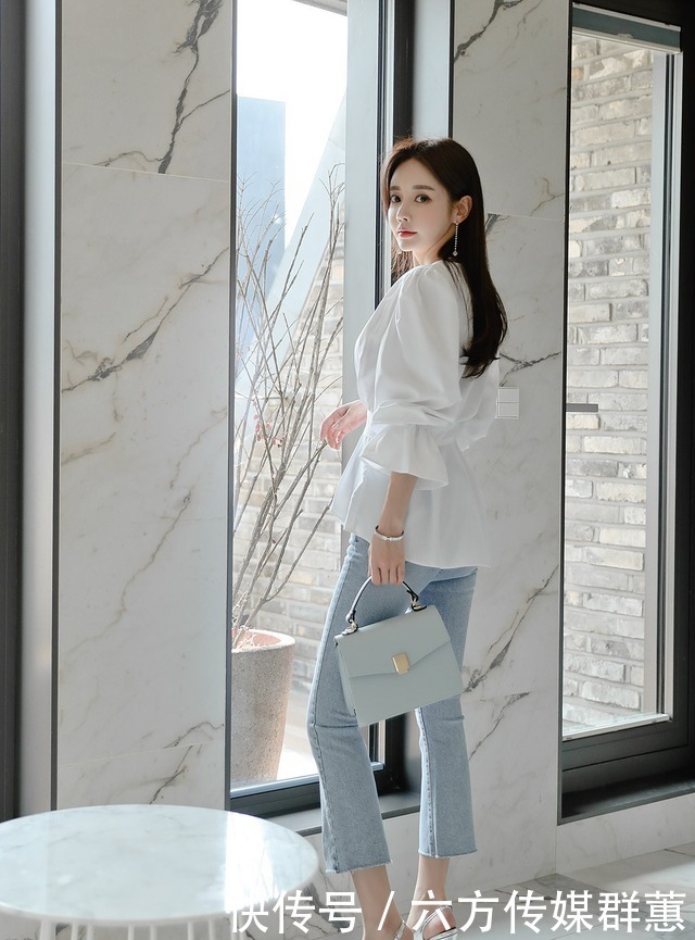 孙允珠|孙允珠时尚穿搭白纯色上衣,显得貌美肤白