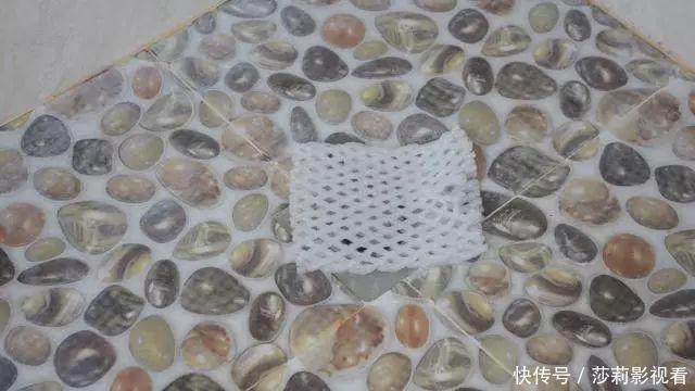 卫生间里放一个水果网套,一年能省下不少钱,很实用