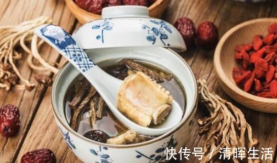 味鲜|炖排骨汤时,直接焯水是错的,学会1步处理,肉嫩味鲜,汤白味浓