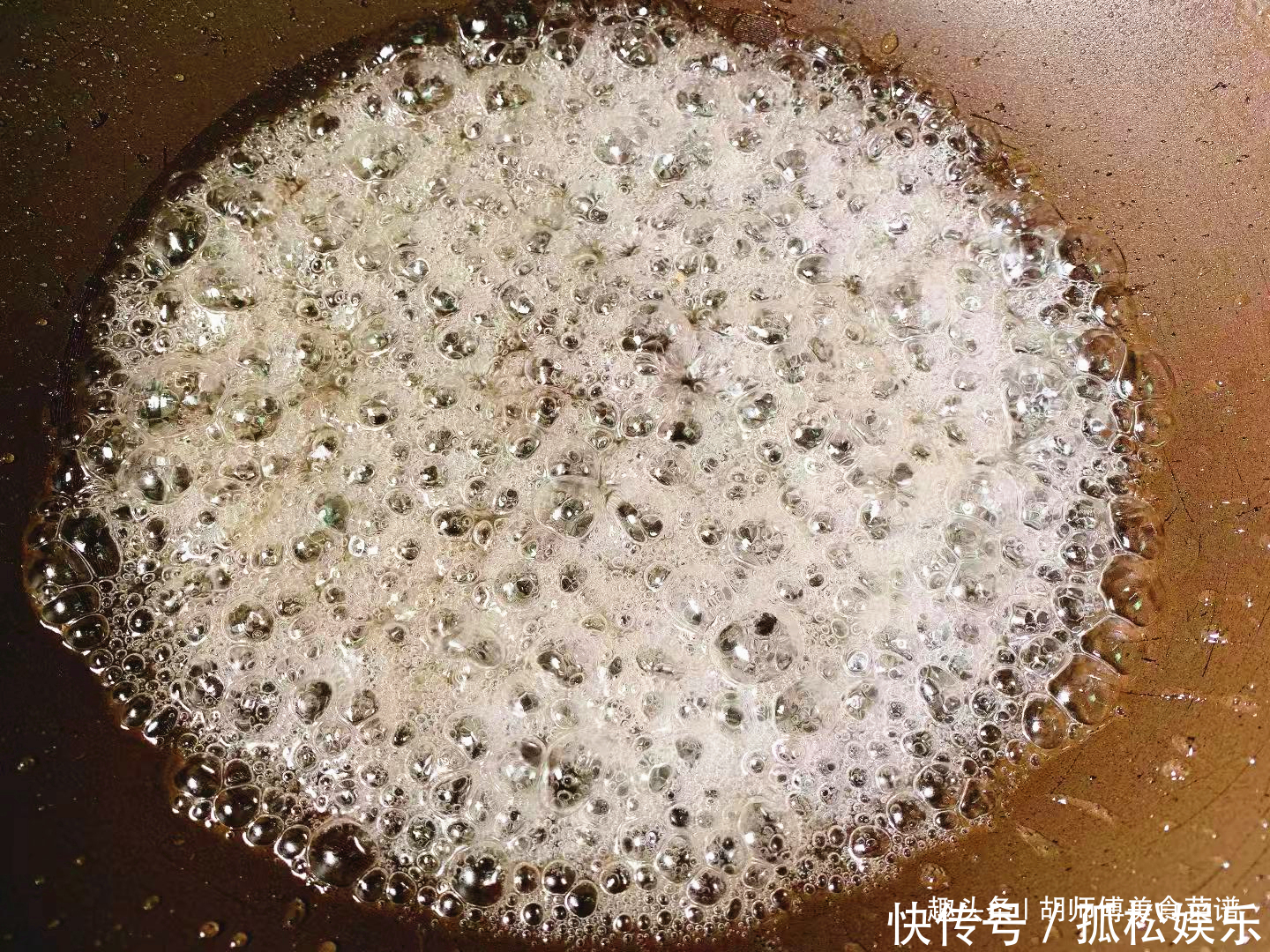 炒糖色时,冰糖直接炒就错了!厨师长教您一绝招,糖色不苦更红亮