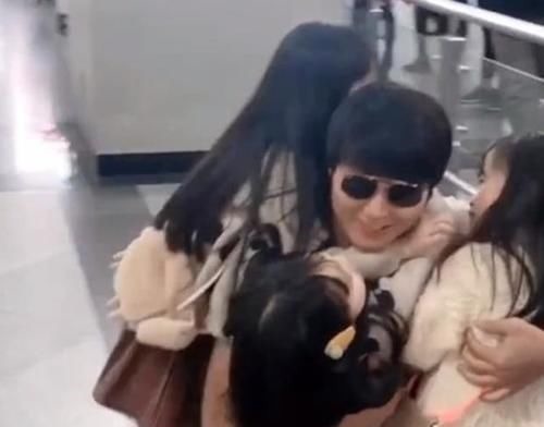 生活环境|爸爸火了!三个“小情人”来接机,网友:女儿都好漂亮