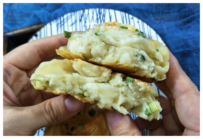 葱花饼，学会这个简单做法，外酥里软，个个酥脆又起层