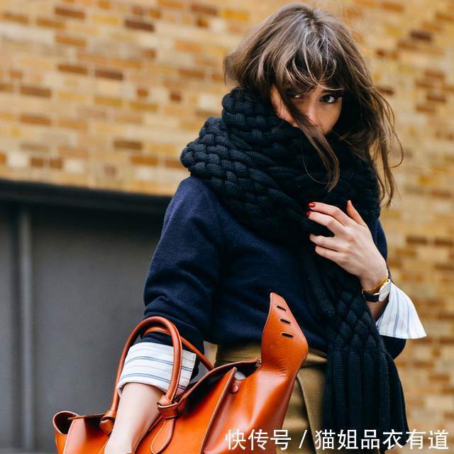 搭配|找到了冬日穿外套更好看的办法,搭一条围巾,给你时尚和温暖