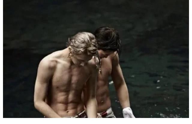 眾星云集GQ年度盛典，總編安排男星下海。網(wǎng)友：王一博在就更好了