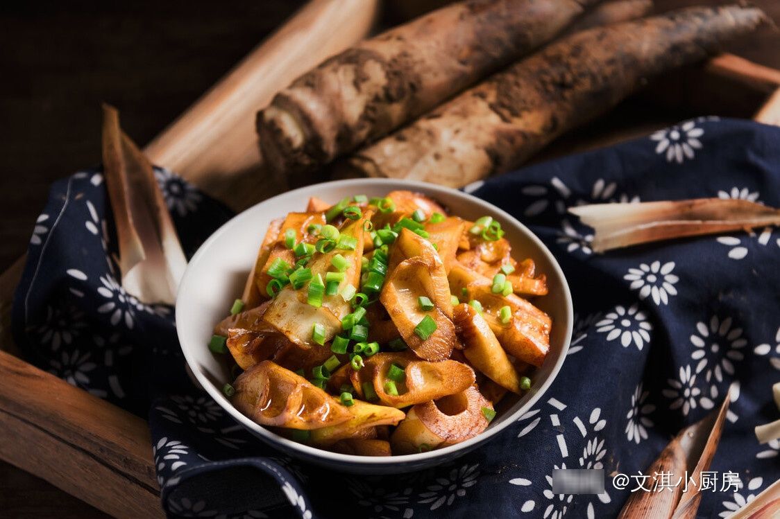 油焖春笋，炒前需要焯水吗？教你一招，色泽诱人，脆嫩鲜香不油腻