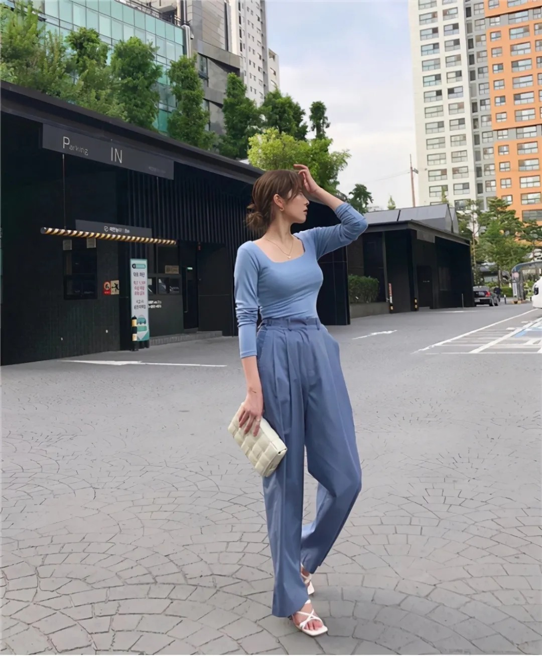 针织衫 秋天就该穿“针织衫”,搭配裤子温柔减龄又洋气,美得高级!