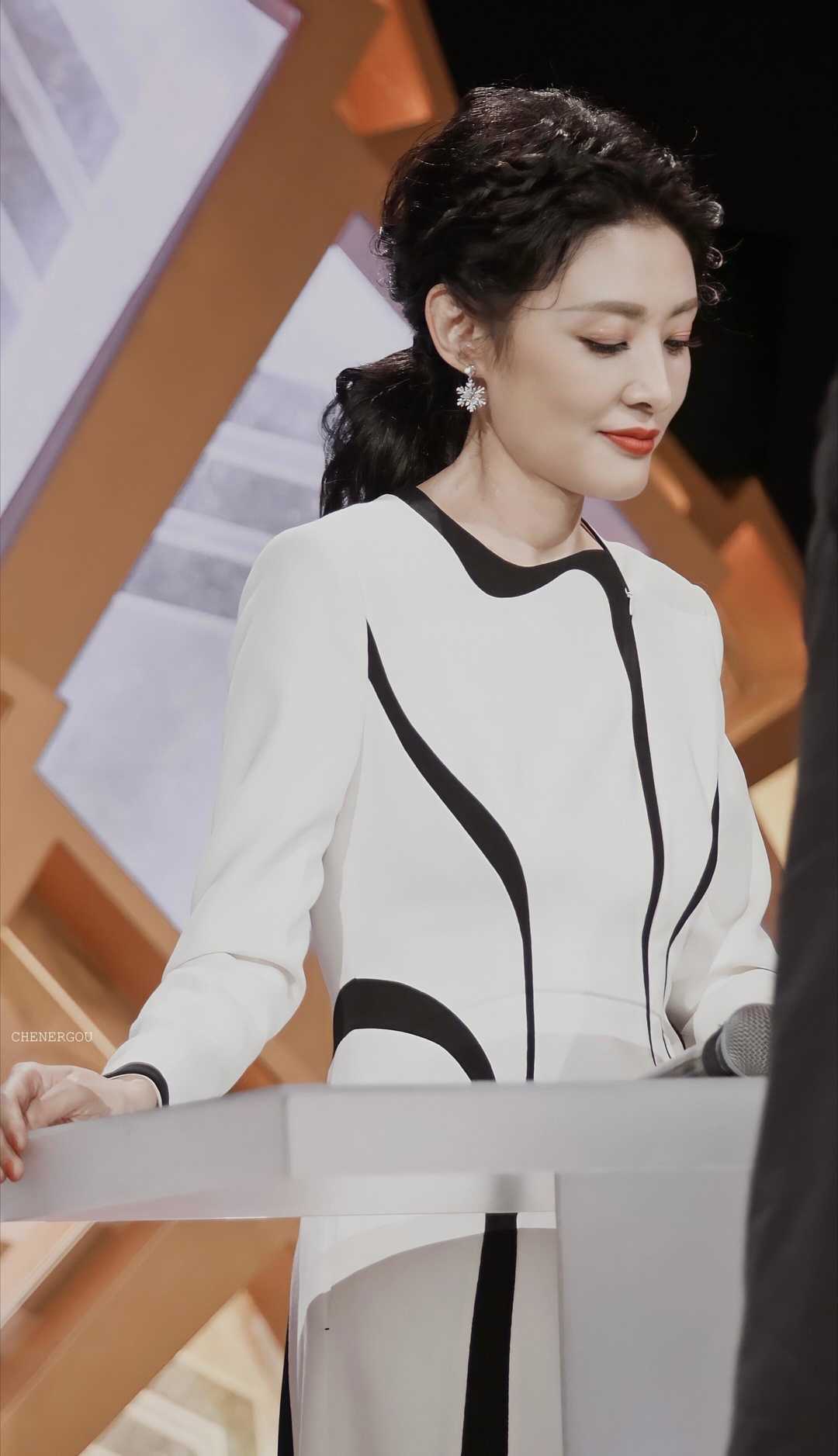 周涛真会穿!一件大衣搭配牛仔裤显得休闲又减龄,意外穿出时髦感