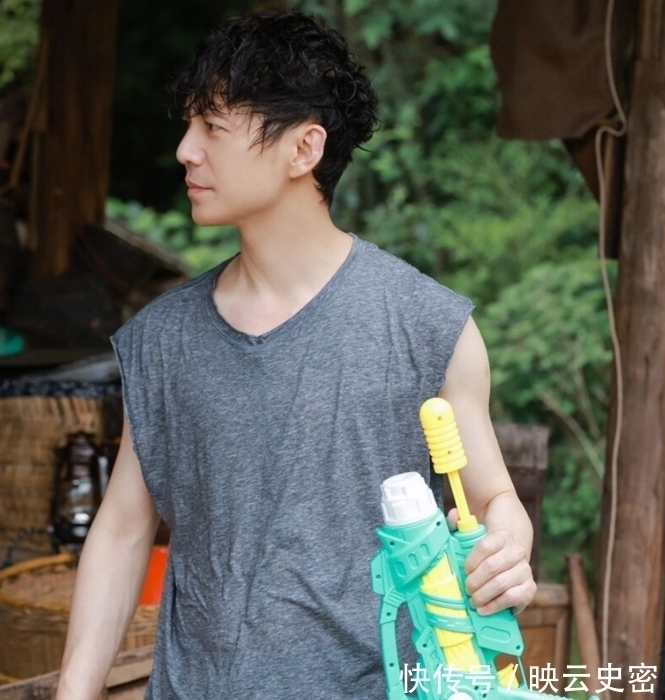 刘晓邑|夺笋啊!《向往5》打水仗,黄渤直接用盆泼,黄磊在水里倒醋