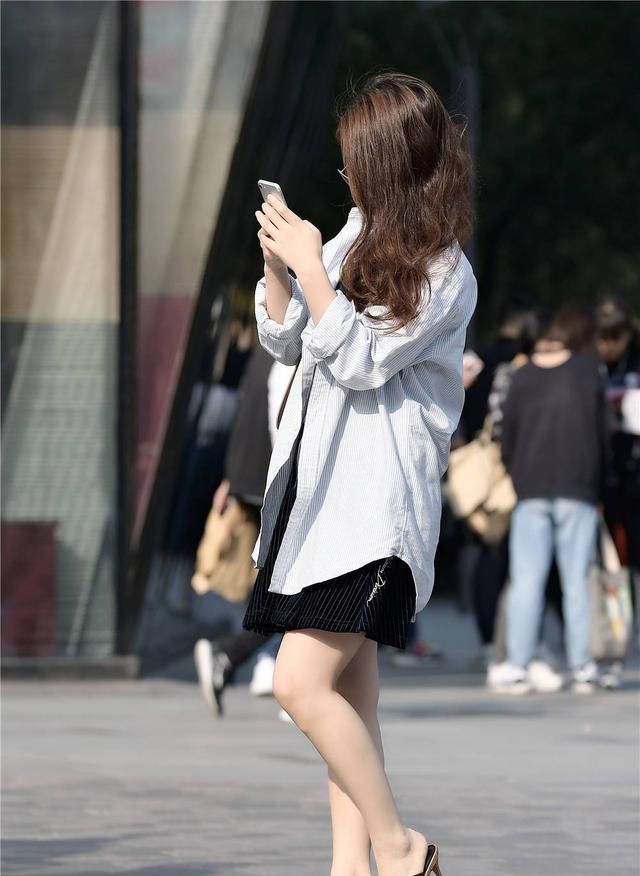 秋天 黑色的短裙,搭配竖条格的白色衬衫,脚下一双尖头细跟凉拖
