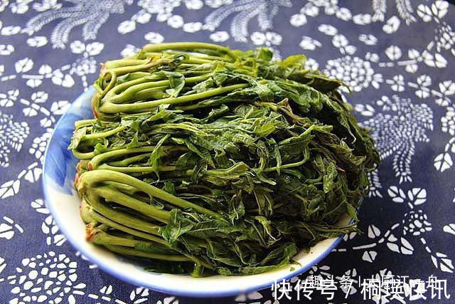 这才是腌香椿的正确做法!香椿颜色翠绿,随吃随取,放一年不会坏