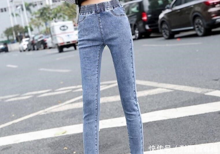 懒闺蜜自从有了牛仔裤，再也没有搭配烦恼了，尽显青春靓丽感！