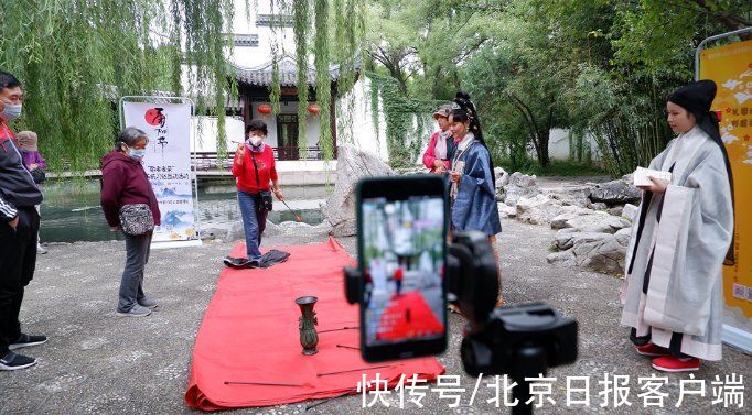 公园#免费赠面、民俗互动、健康咨询，老人逛公园过重阳