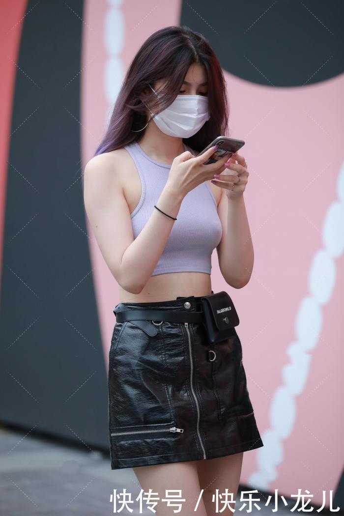 马丁靴|性感帅气的小皮裙,搭配浅色无袖小背心,身体线条轻松驾驭