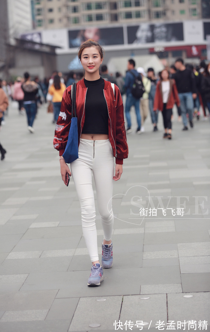 街拍,露肩装搭配格子裙,性感与魅力并存!