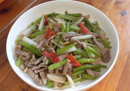 茼蒿茎|它含天然“安眠药”,养心安神护脑,改善睡眠,和肉一起炒,下饭