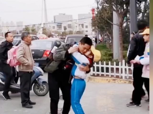 放学|爸爸穿工服接女儿放学,怕给孩子丢脸不敢上前,女儿的举动太暖了