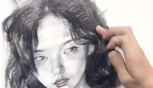 艺考$美术生考试画“自画像”火了,美女画得很好,但老师还是给了0分