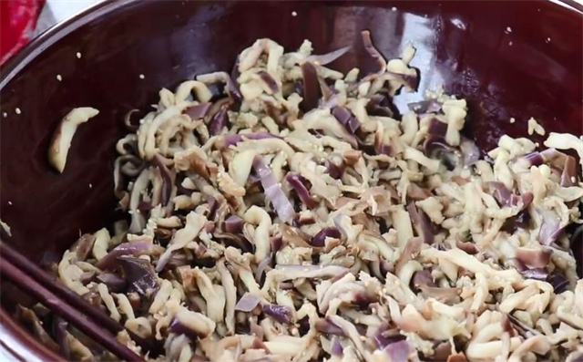 晾干|教你在家腌茄子,一次买10斤茄子腌制起来,放一年不怕坏