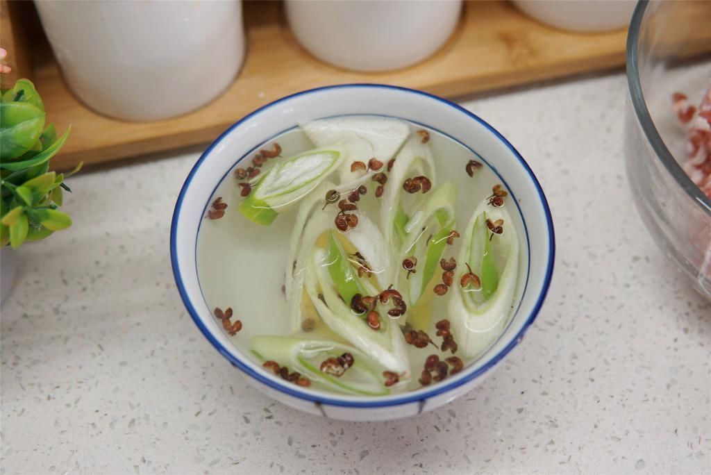 炸肉丸子时,切记“2用2不用”,丸子酥香松软,久放也不变硬