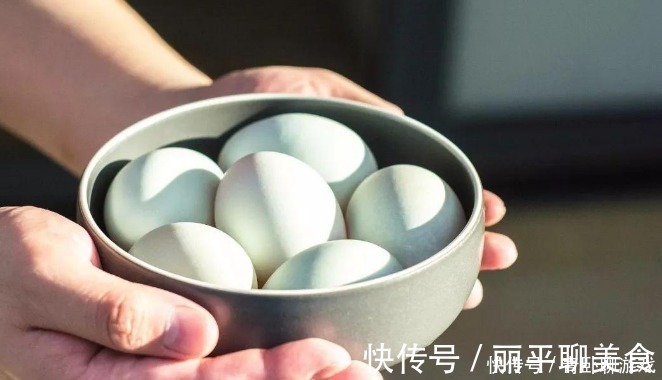 窍门|腌咸鸭蛋,牢记“2个窍门”,鸭蛋不变质,起沙流油吃着香