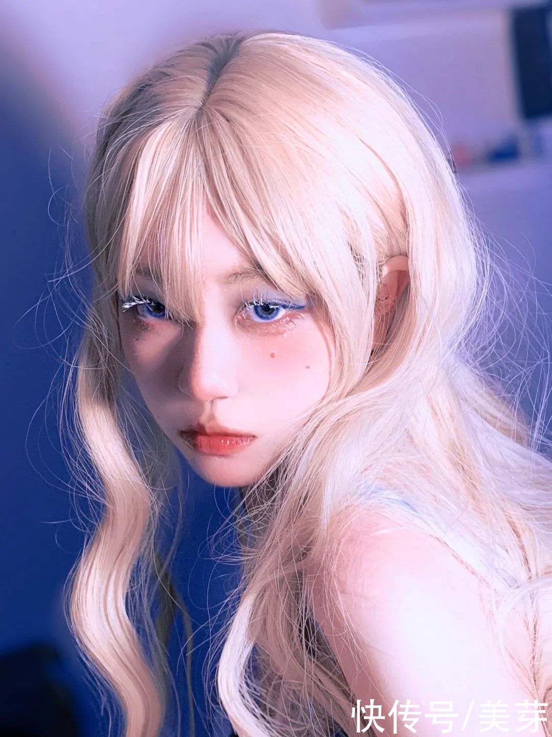 克莱因蓝|“克莱因蓝”太太太火了！这么穿才显白