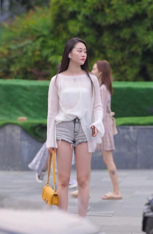 轻熟优雅的大姐姐，时尚穿搭针织衫搭配牛仔短裤，减龄更显女神范