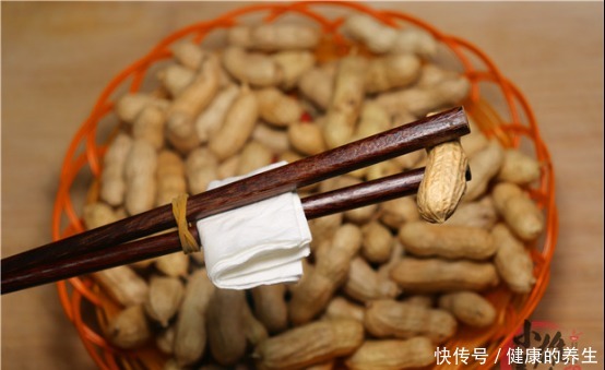 分钟|剥花生米别手抠了,只需一张纸巾,2分钟就剥一大碗,又快不伤手