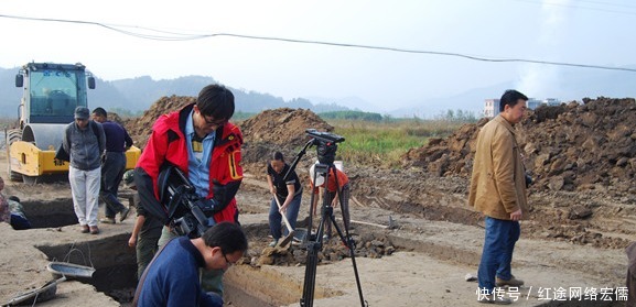 古墓|考古家收藏一梅瓶,后来古墓出土个一模一样的,这下说不清了