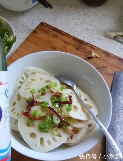 白醋|莲藕一焯水就发黑?牢记几个小技巧,莲藕白净又脆爽,特别好吃