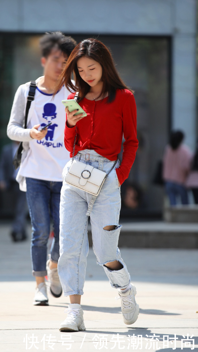 融入自己|小姐姐故意将牛仔裤撕裂,秀腿又时尚,搭配红色上衣耀眼靓丽!