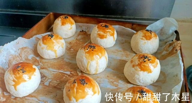 精致甜品肉松麻薯蛋黄酥,口感软糯,咸香适中,口感层次丰富!