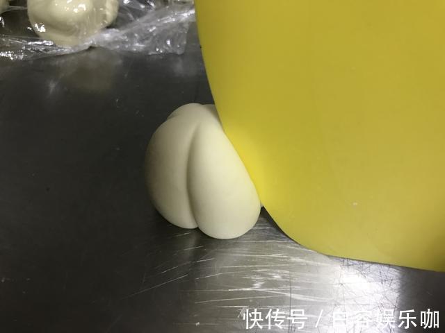 蒸制|80岁奶奶教我:馒头要想松软白胖又光滑,这2点很重要,涨知识