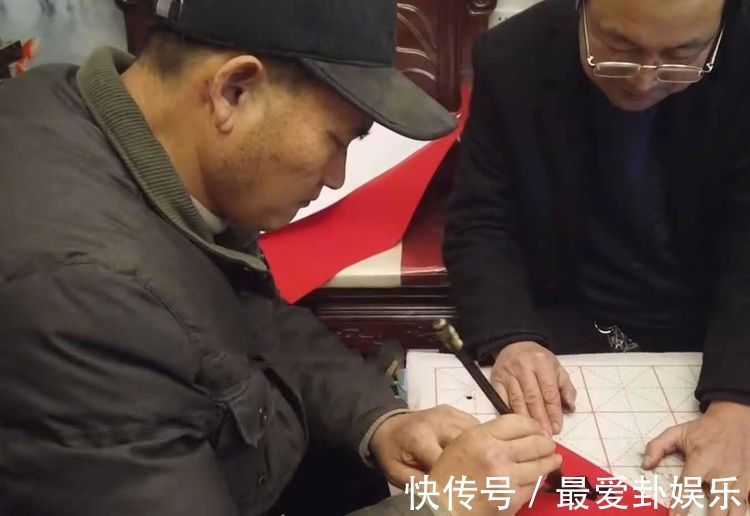 春联&大衣哥朱之文写春联冲上热搜,网友盛赞,专家:远不如二年级水平