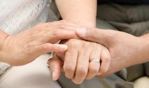 血糖过高|血糖过高,手脚告知?医生:若手脚出现3种异样,占一个值得注意