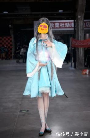 浅绿色|斗罗:小姐姐COS宁荣荣,衣服成功抢镜,蕾丝花边和白丝绝了