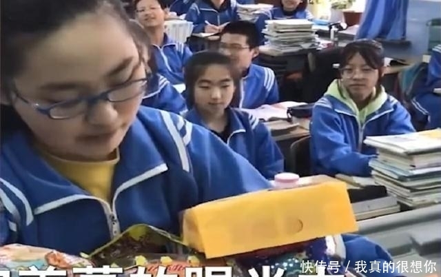 同学|学霸的烦恼！奖励太多抱不走，同学们很羡慕，但也给她出了一招