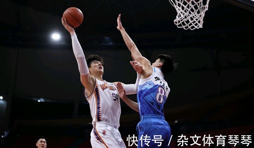 变阵|开局13-0,上海三巨头41+6爆发,王哲林8分被弃用,李春江变阵成功