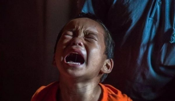 区别|动不动就哭的孩子,与忍着不哭的宝宝,两者长大后有何区别?