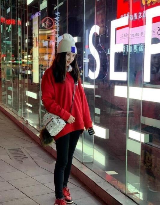 街拍:身材高挑的小姐姐,骨感的美人,回头一笑百媚生