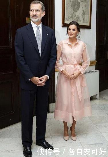 西班牙王后太惊艳！穿粉色透明纱裙美成小仙女，48岁还有颗少女心