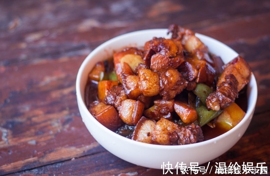 做红烧肉时，切不可直接下水煮，多加1步，肉质软烂无腥味！