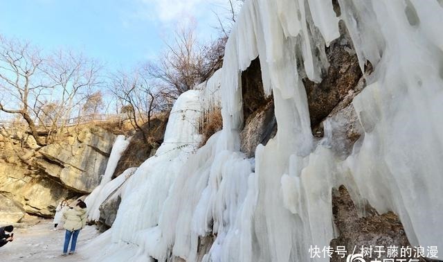 北京门头沟现壮观冰瀑群 游客慕“冰”而来