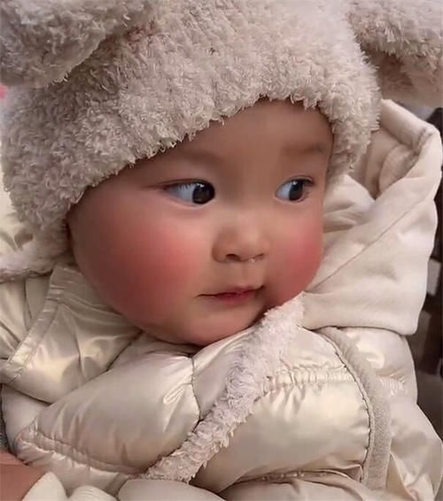 宝妈|双胞胎宝宝分开养，妈妈带的还不会走路，奶奶带的撵着鸡跑！