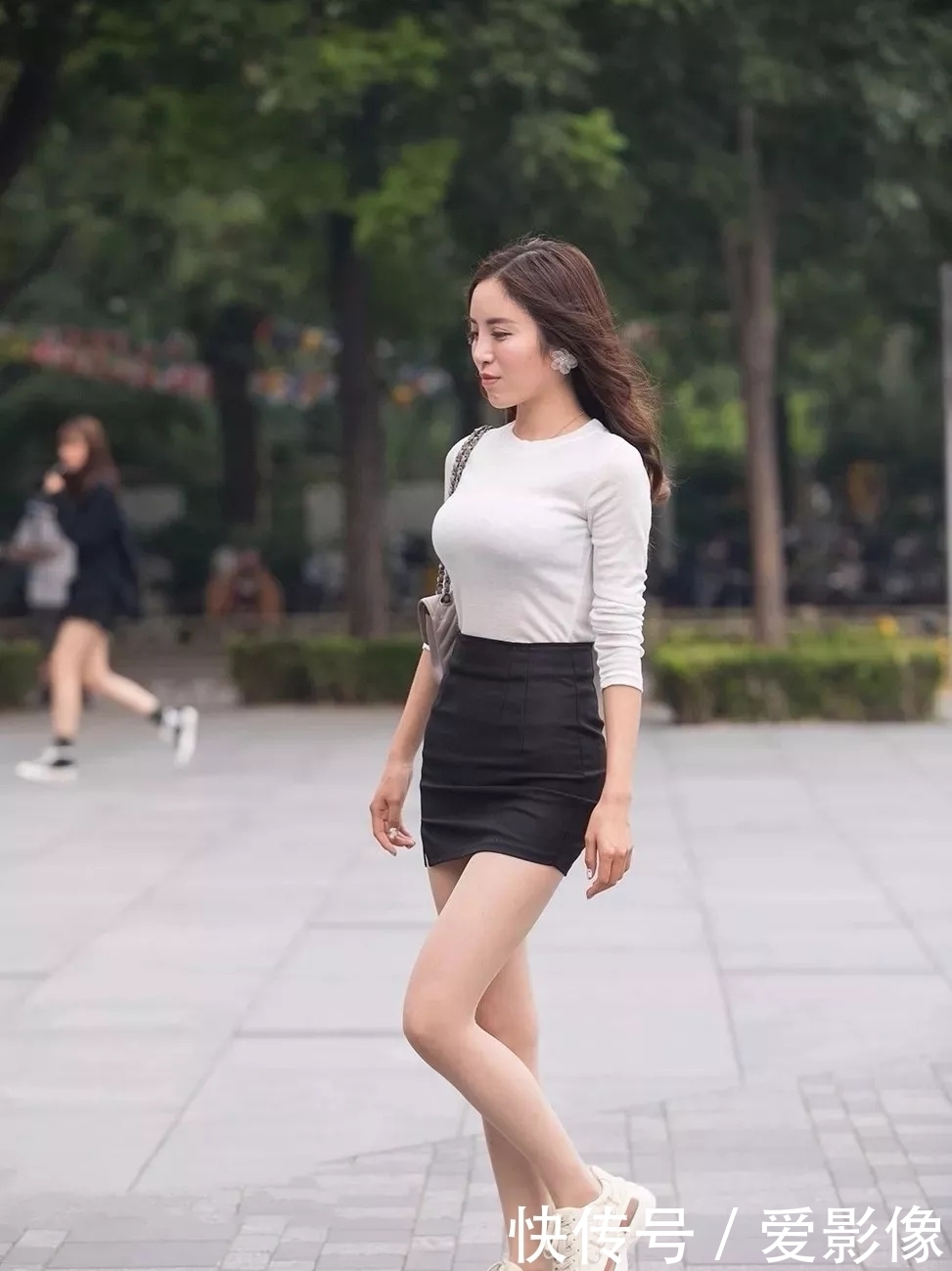紧身T恤搭配超短裙,十分吸引人,傲人的身材性