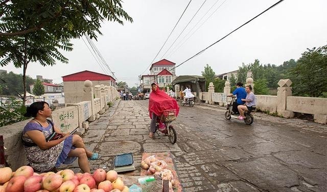 站在南关石桥上可望见鼓楼，地震后重建的石拱桥为何被拆掉