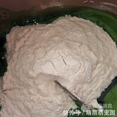 面粉|芹菜牛肉翡翠饺的做法