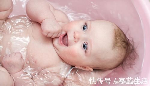 化学物质|孕晚期孕妇洗澡怎么办？这样做能避免抻到肚子，让胎宝宝更安全