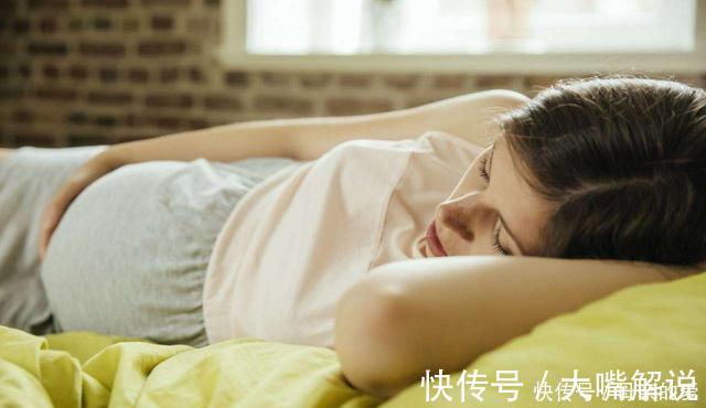 身体素质|“最苗条孕妈”走红,病房内跳舞催生,网友疑惑:真的怀孕了?