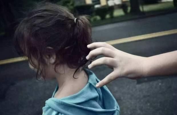 妈妈|“老师”在小女孩手上画图形,孩子沾沾自喜,妈妈看到后直接报警